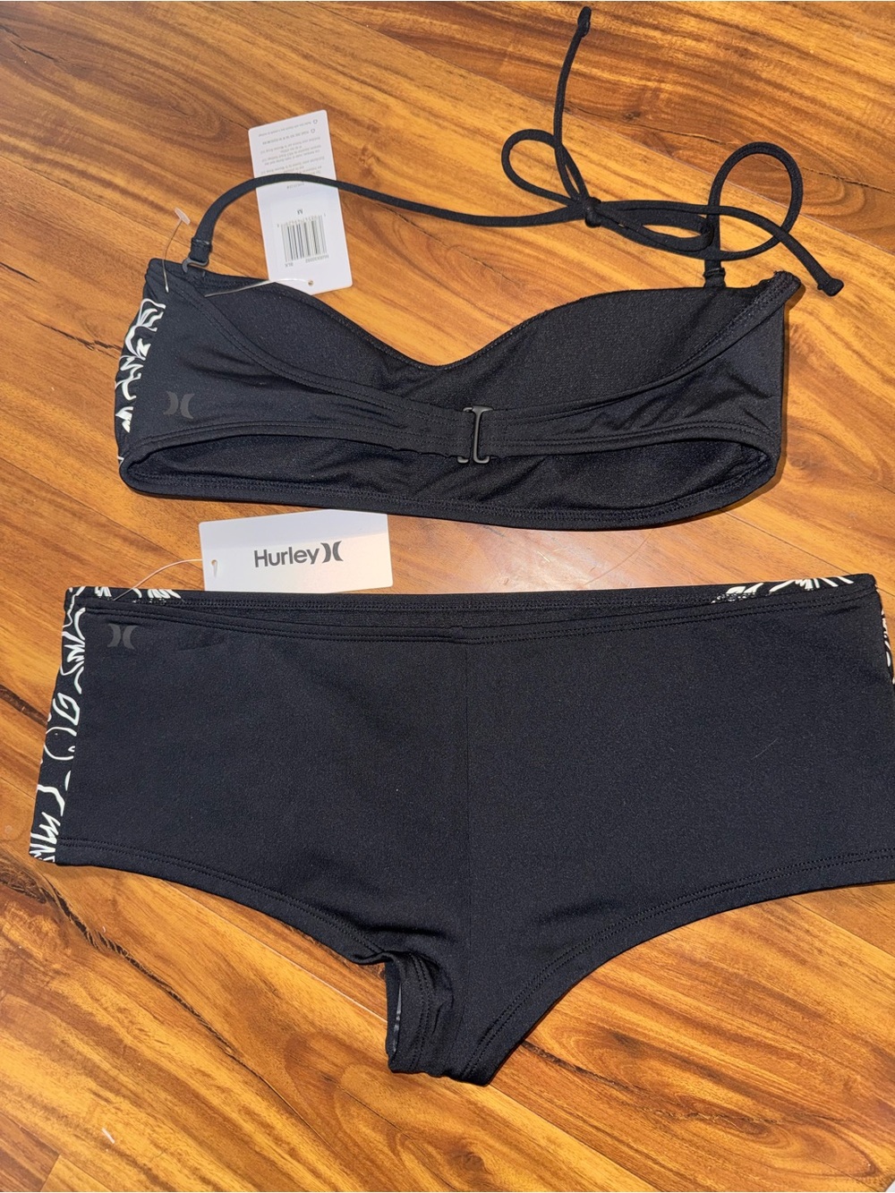 Hurley Black & White Floral Bandeau Bikini with Boyshorts. Med. Top Large bottom - Picture 4 of 6